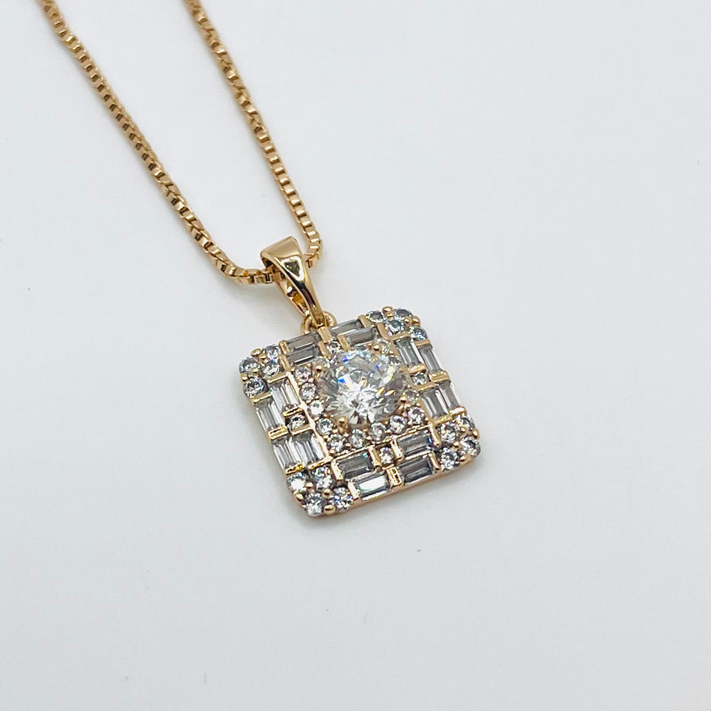 Chaîne avec pendentif C411