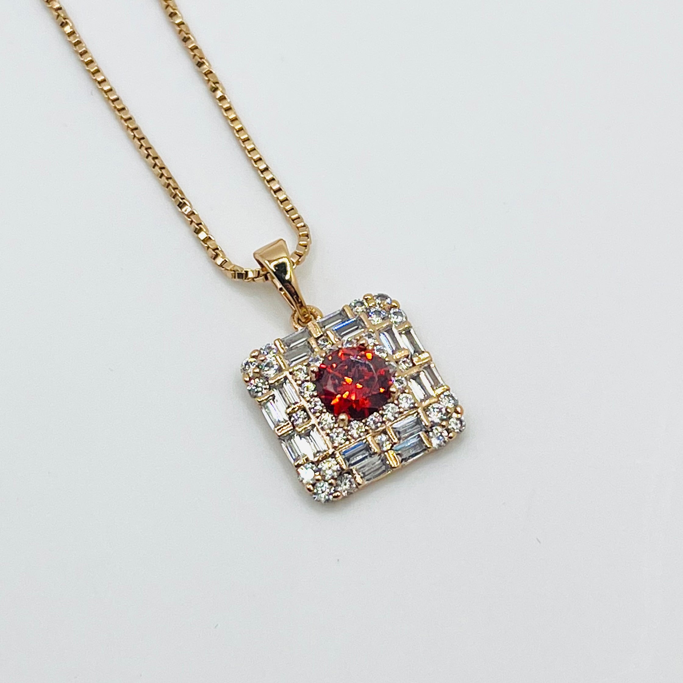 Chaîne avec pendentif C411
